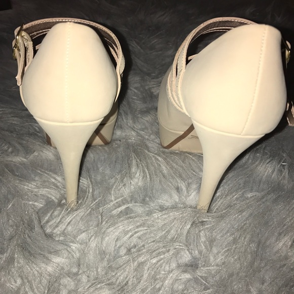 Nude Platform heels are a dream! Platform is approx 1 in and heel approx 6 - Picture 3 of 4